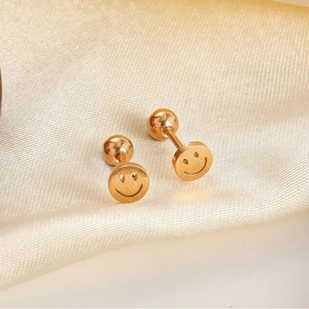 Smiley Face Stud Earrings Q58